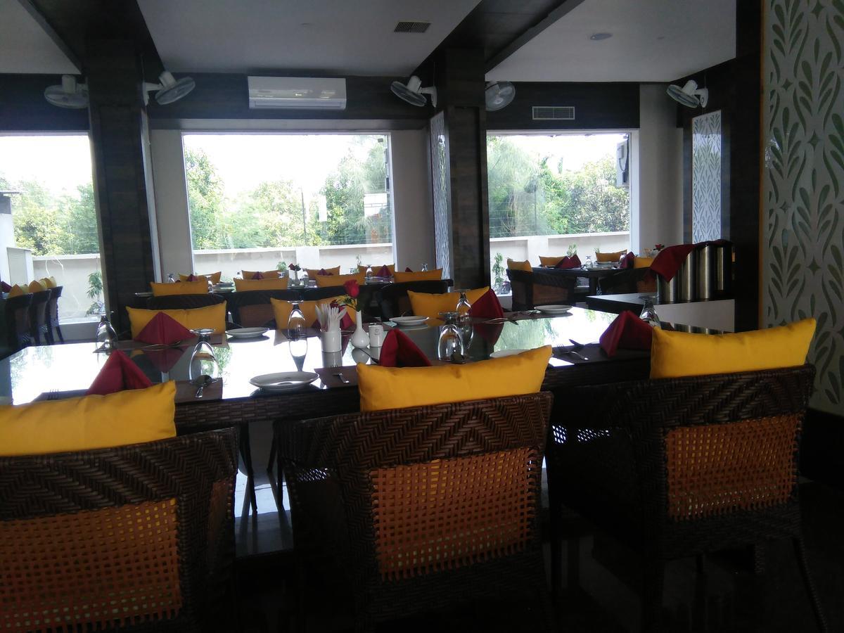 Silver Estate Resort Tikamgarh Esterno foto